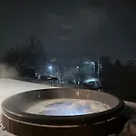 بيت للعطل Domivka із чаном-джакузі, каміном і кіно-зоною у Cлавську سلافسكي