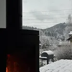 Prázdninový dům Domivka із чаном-джакузі, каміном і кіно-зоною у Cлавську *