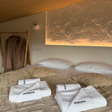 בית נופש Domivka із чаном-джакузі, каміном і кіно-зоною у Cлавську סלאבסקה