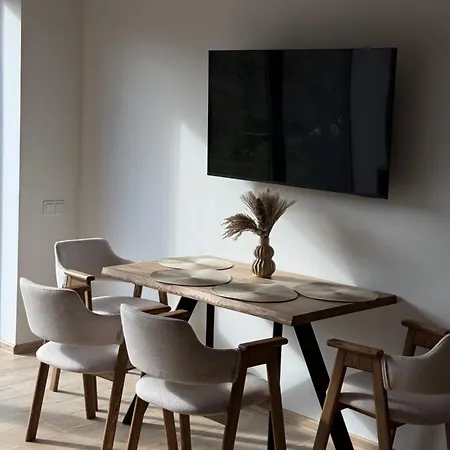 בית נופש Domivka із чаном-джакузі, каміном і кіно-зоною у Cлавську