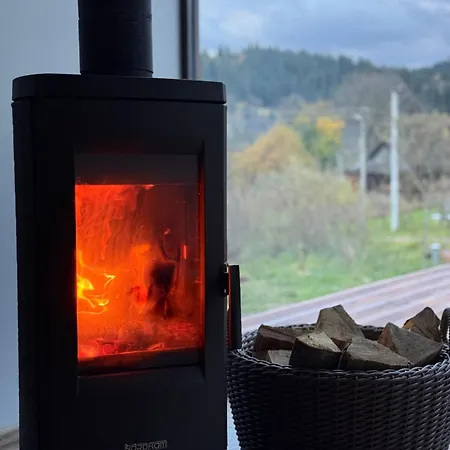 בית נופש Domivka із чаном-джакузі, каміном і кіно-зоною у Cлавську *