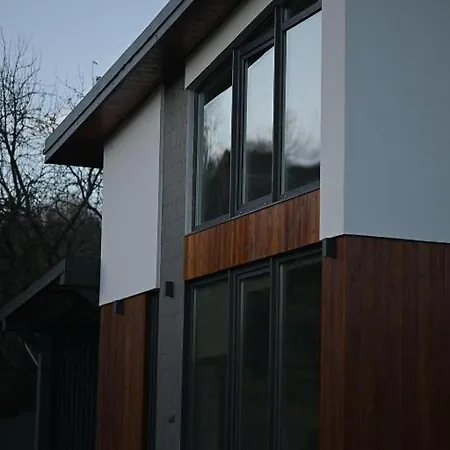 Domivka із чаном-джакузі, каміном і кіно-зоною у Cлавську בית נופש סלאבסקה