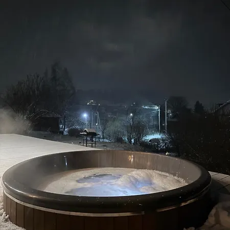 בית נופש Domivka із чаном-джакузі, каміном і кіно-зоною у Cлавську סלאבסקה