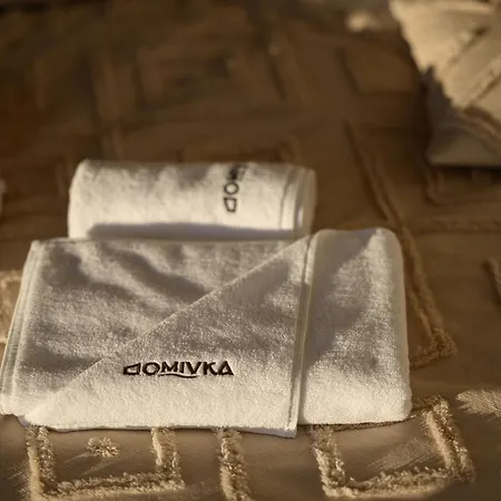 בית נופש Domivka із чаном-джакузі, каміном і кіно-зоною у Cлавську