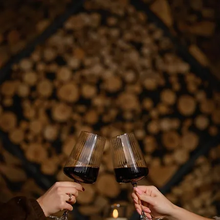 Domivka із чаном-джакузі, каміном і кіно-зоною у Cлавську Prázdninový dům