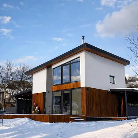 Domivka із чаном-джакузі, каміном і кіно-зоною у Cлавську Casa de Férias Slavske