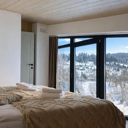 Casa de Férias Domivka із чаном-джакузі, каміном і кіно-зоною у Cлавську *