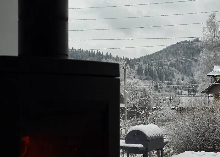 度假居 Domivka із чаном-джакузі, каміном і кіно-зоною у Cлавську *