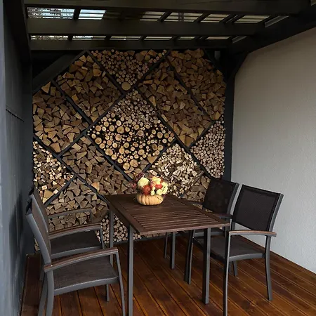 Holiday home Domivka із чаном-джакузі, каміном і кіно-зоною у Cлавську *