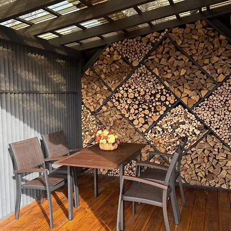 Domivka із чаном-джакузі, каміном і кіно-зоною у Cлавську Holiday home Slavske