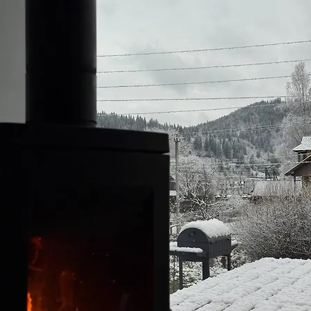 Holiday home Domivka із чаном-джакузі, каміном і кіно-зоною у Cлавську *