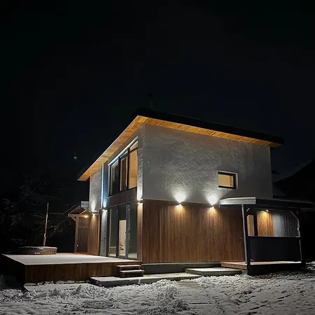 Domivka із чаном-джакузі, каміном і кіно-зоною у Cлавську 度假居